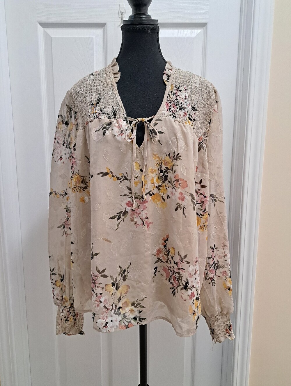 Autres Filles Floral Blouse Smocked Top Size XL Feminine Flowers Neutral Sheer